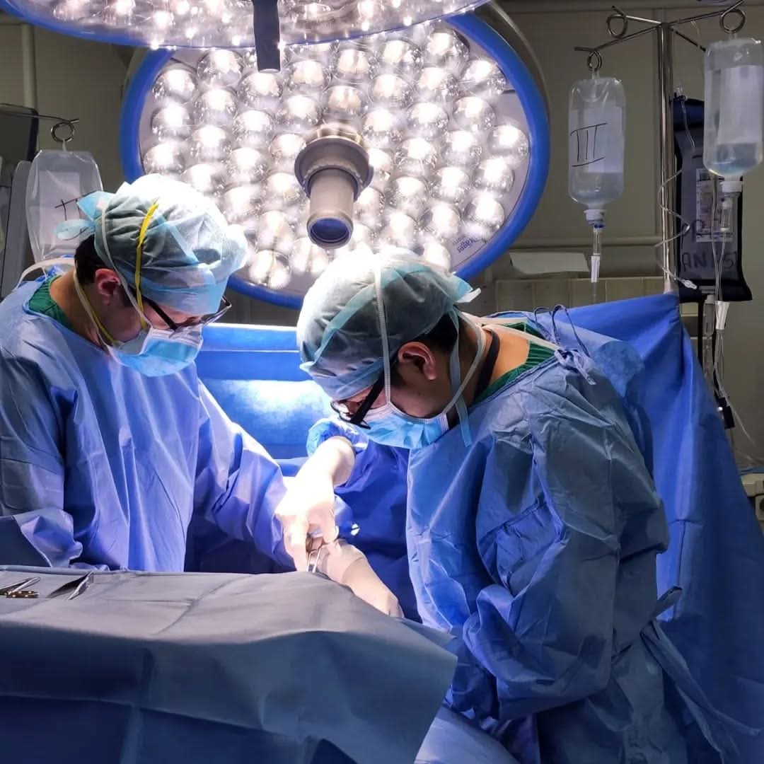 Dr. Robles realizando cirugía laparoscópica en quirófano